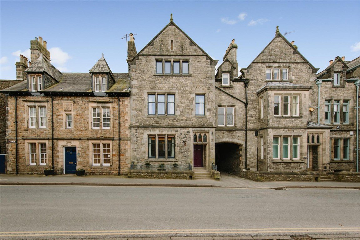 Absoluxe Suites, 4 Main Street, Kirkby Lonsdale, Carnforth, LA6 2AE